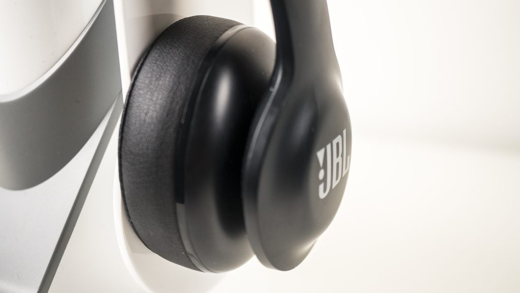jbl-everest-300-headphones-1