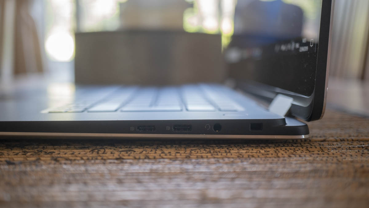 DELL XPS 15 9575 2-en-1 UHD TS A-B matrix flap