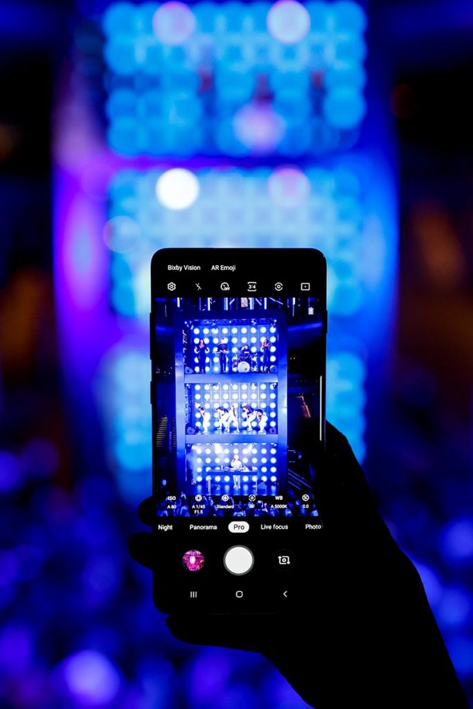 Samsung KX Celebrates Official Launch With World’s First Vertical Stage Gig